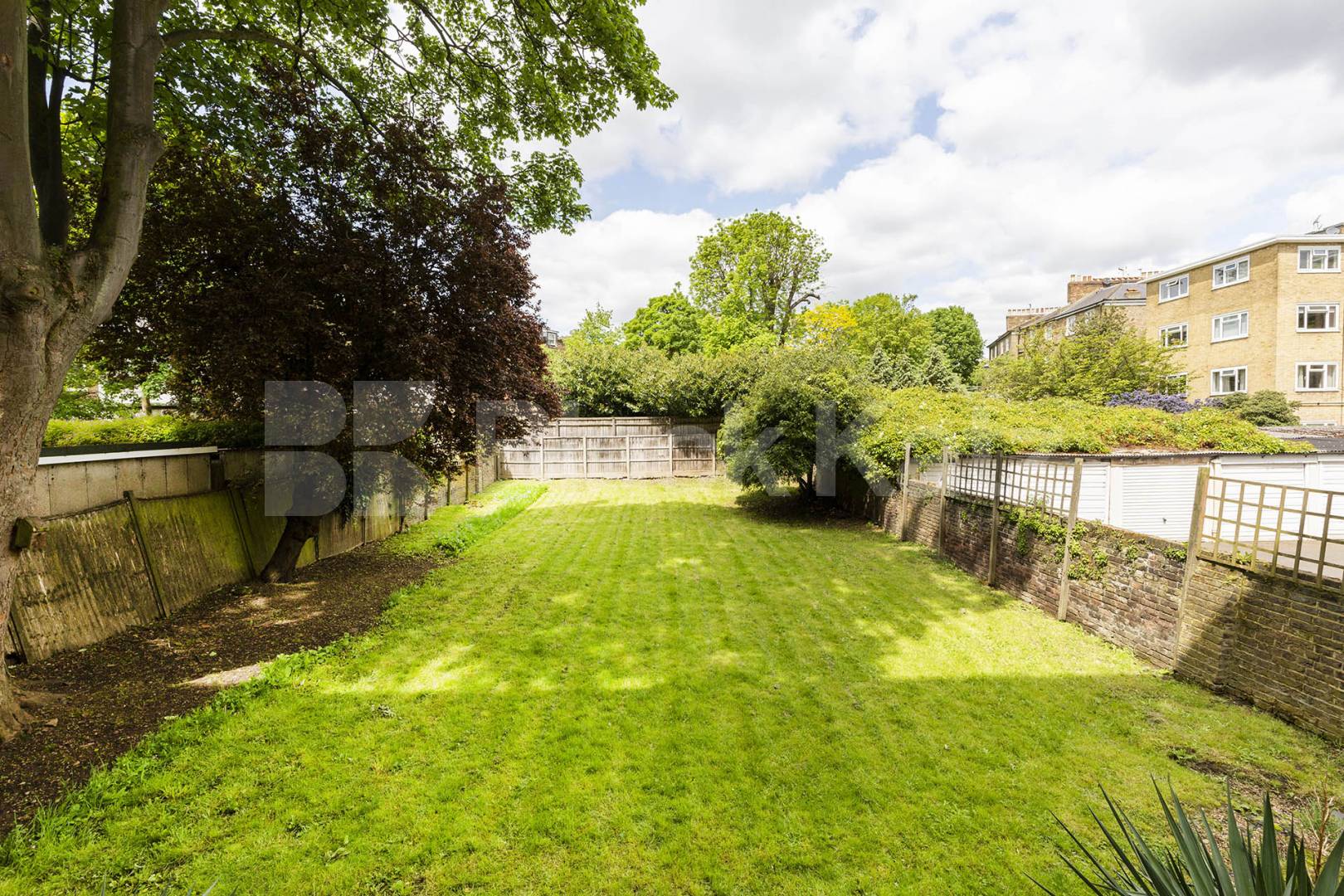 Modern self-contained studio with access to communal garden  Camden Road, Camden Borders 